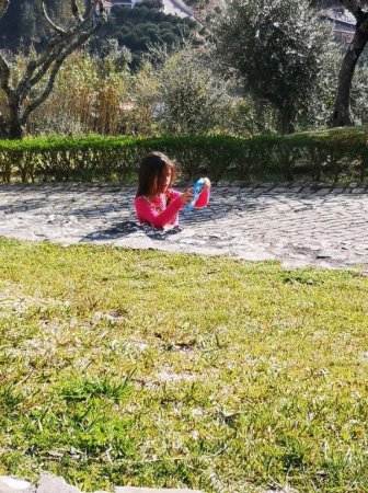 "Девочку замуровало в бетон". Оптическая иллюзия удивила пользователей Сети