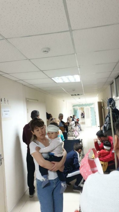 По пять часов приходится стоять в очереди в приемном покое детской больницы в Актау