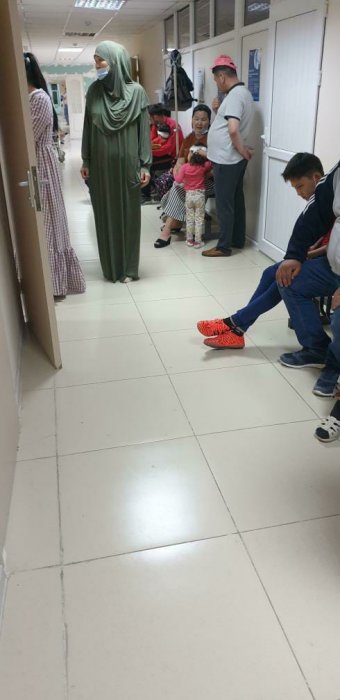 По пять часов приходится стоять в очереди в приемном покое детской больницы в Актау