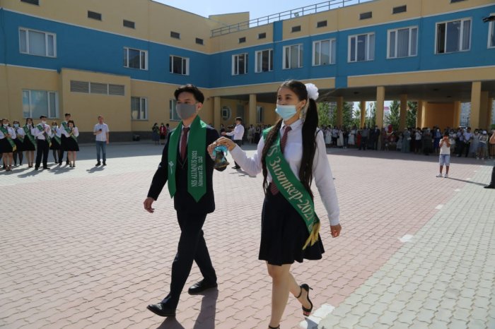 Выпускники актауской школы NIS закопали капсулы времени с посланием в будущее