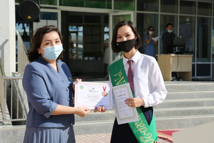 Выпускники актауской школы NIS закопали капсулы времени с посланием в будущее