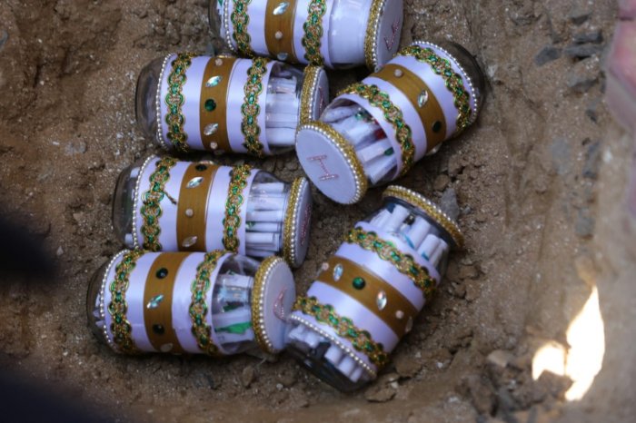 Выпускники актауской школы NIS закопали капсулы времени с посланием в будущее