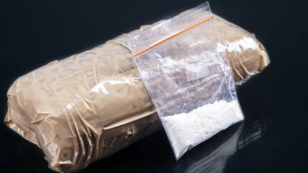 На пляжи Британии выбросило почти тонну кокаина