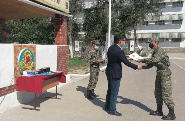 В Актау чествовали увольняемых в запас гвардейцев