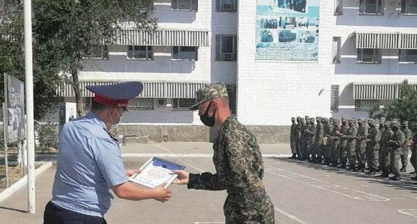 В Актау чествовали увольняемых в запас гвардейцев