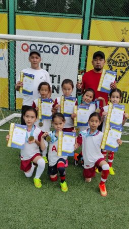 Первое место в Национальной школьной лиге по футболу заняли учащиеся из Каракиянского района