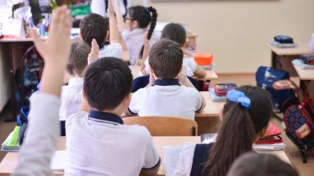 Казахстану рекомендовали открыть все школы