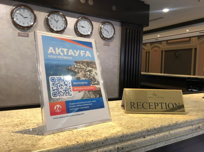 QR-коды для туристов: На автобусных остановках Актау установили табло-путеводители