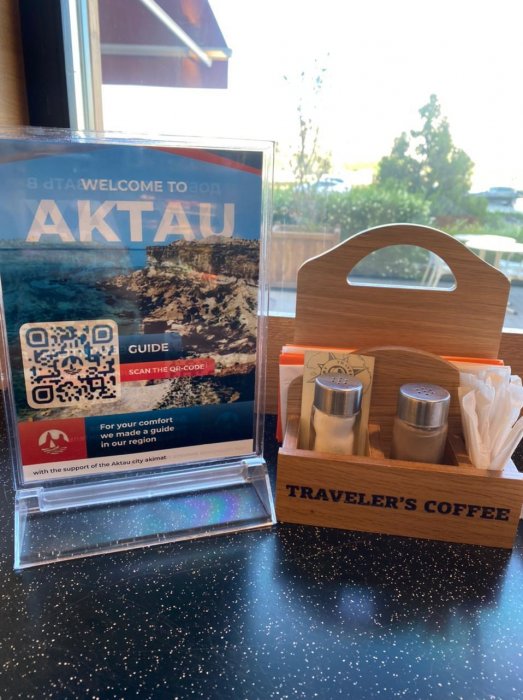 QR-коды для туристов: На автобусных остановках Актау установили табло-путеводители