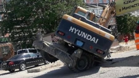 Экскаватор провалился в яму в Актау