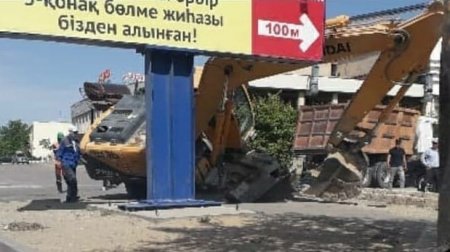 Экскаватор провалился в яму в Актау