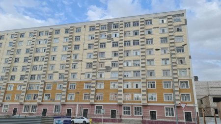 Обшивка ещё одного жилого дома обрушилась в Актау