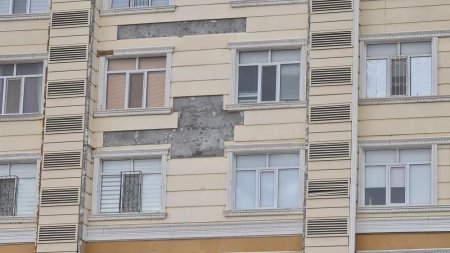 Обшивка ещё одного жилого дома обрушилась в Актау