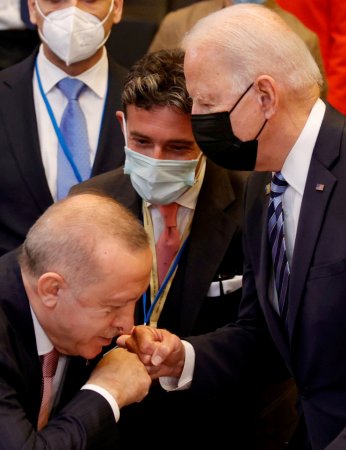 "Скандальное" фото Байдена и Эрдогана обсуждают в Сети 
