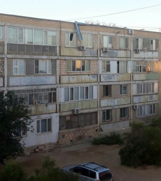 Жители Актау опасаются обвала металлических водостоков с их дома