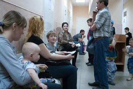 «Вы в России родились, молчите, сидите»: астанчанин наорал на посетителей поликлиники