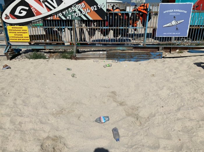 Жители Актау пожаловались на регулярное скопление мусора после посетителей кинотеатра под открытым небом