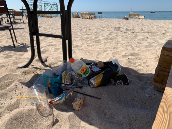 Жители Актау пожаловались на регулярное скопление мусора после посетителей кинотеатра под открытым небом