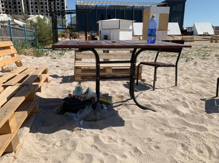 Жители Актау пожаловались на регулярное скопление мусора после посетителей кинотеатра под открытым небом