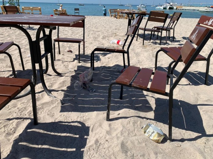 Жители Актау пожаловались на регулярное скопление мусора после посетителей кинотеатра под открытым небом