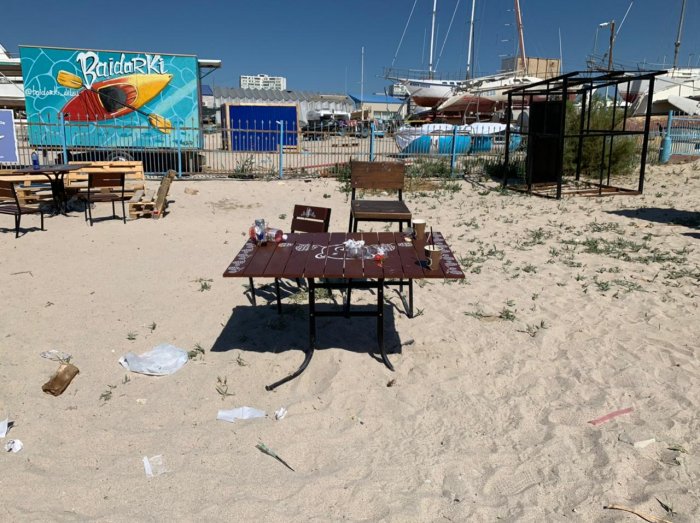 Жители Актау пожаловались на регулярное скопление мусора после посетителей кинотеатра под открытым небом