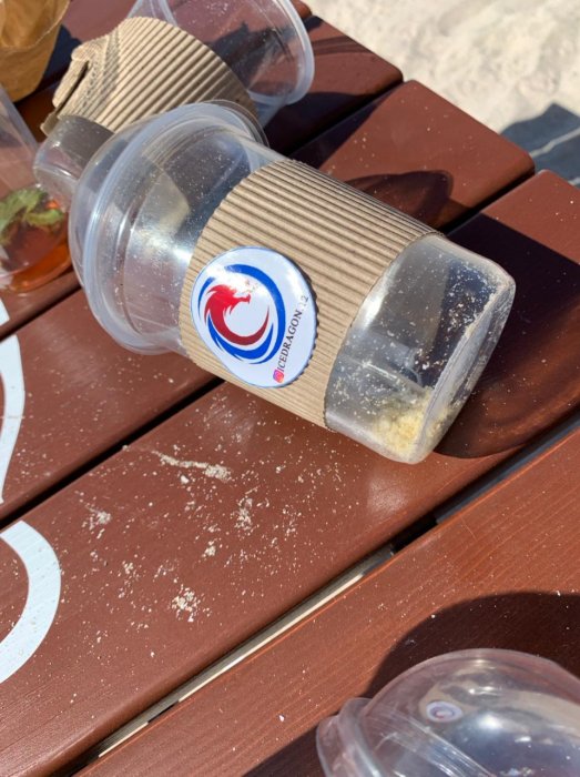 Жители Актау пожаловались на регулярное скопление мусора после посетителей кинотеатра под открытым небом