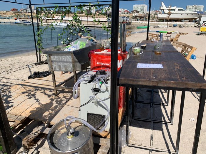 Жители Актау пожаловались на регулярное скопление мусора после посетителей кинотеатра под открытым небом