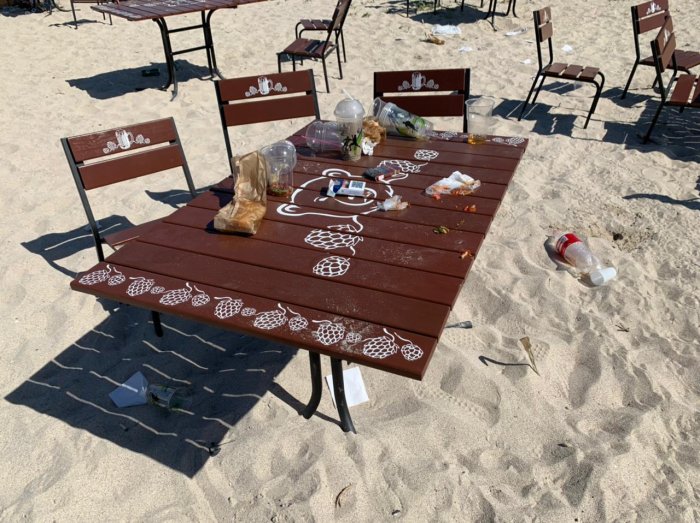 Жители Актау пожаловались на регулярное скопление мусора после посетителей кинотеатра под открытым небом