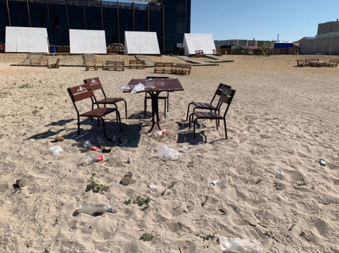 Жители Актау пожаловались на регулярное скопление мусора после посетителей кинотеатра под открытым небом