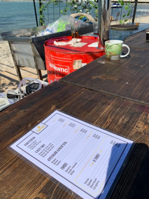 Жители Актау пожаловались на регулярное скопление мусора после посетителей кинотеатра под открытым небом