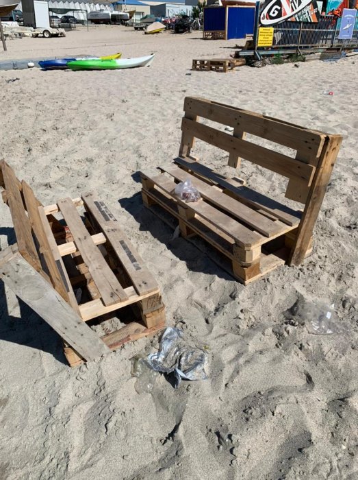 Жители Актау пожаловались на регулярное скопление мусора после посетителей кинотеатра под открытым небом