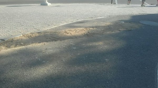 А асфальта не будет? Яму засыпали песком в центре Актау