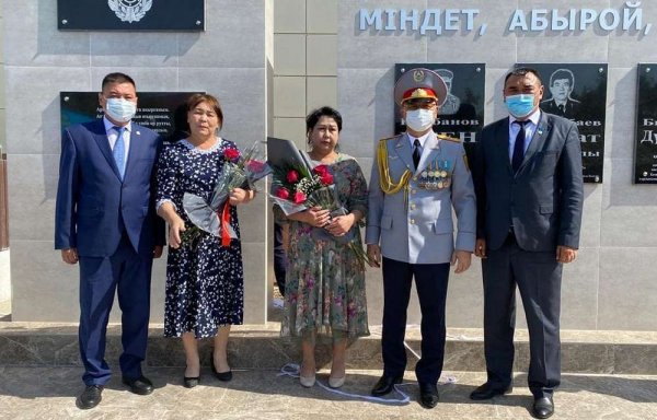 Погибшим на службе полицейским установили мемориальные доски и памятник в Жанаозене