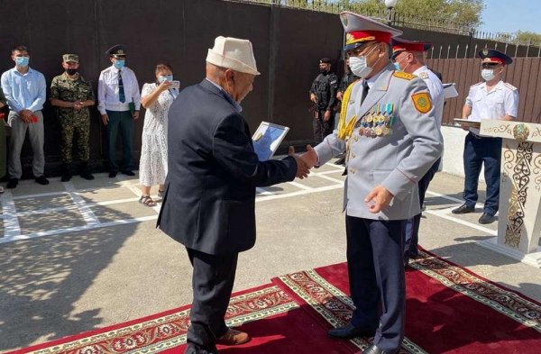 Погибшим на службе полицейским установили мемориальные доски и памятник в Жанаозене