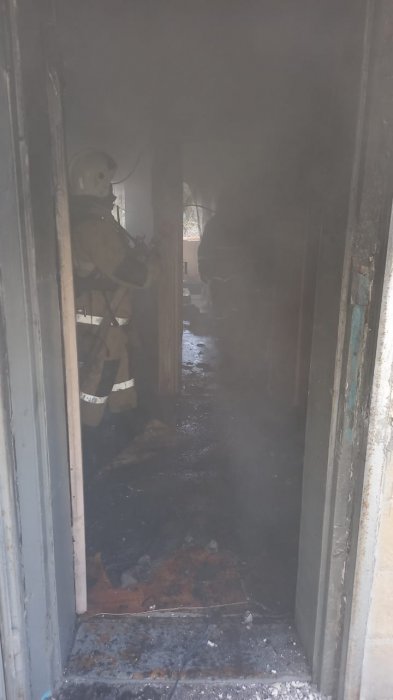 В Актау 30 человек эвакуировали из-за пожара в жилом доме 8 микрорайона