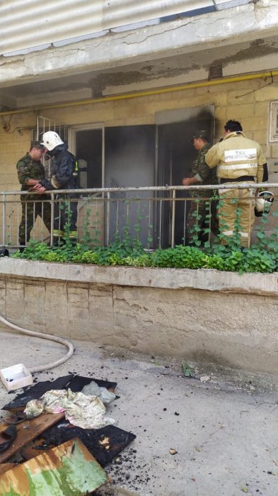 В Актау 30 человек эвакуировали из-за пожара в жилом доме 8 микрорайона