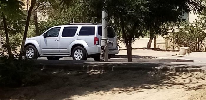 «Кабели прячут под мусором»: Жители Актау присылают фото и видео торчащих из земли электрических сетей