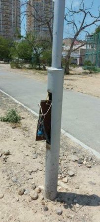 «Кабели прячут под мусором»: Жители Актау присылают фото и видео торчащих из земли электрических сетей