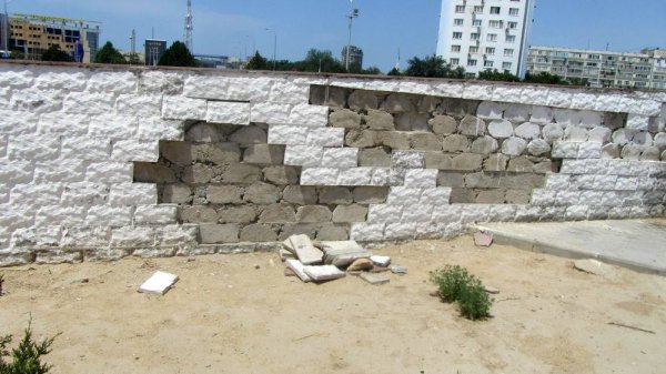 Облицовка памятника Кашагану продолжает разрушаться в Актау