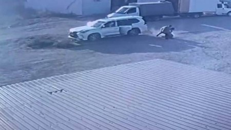 Отец и сын отбились от грабителя с пистолетом в Атырау