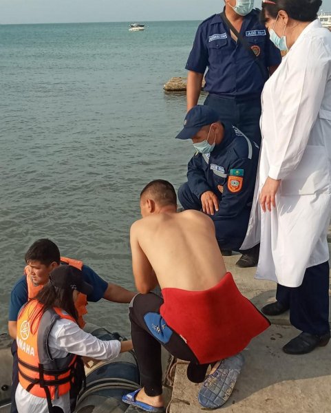 Унесённые морем: Спасатели доставили на берег четырёх девушек в Актау