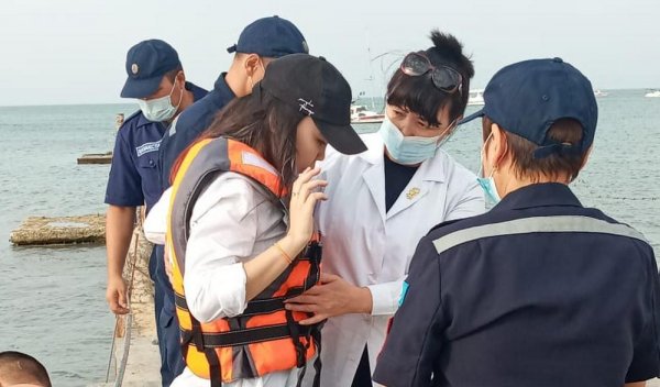 Унесённые морем: Спасатели доставили на берег четырёх девушек в Актау