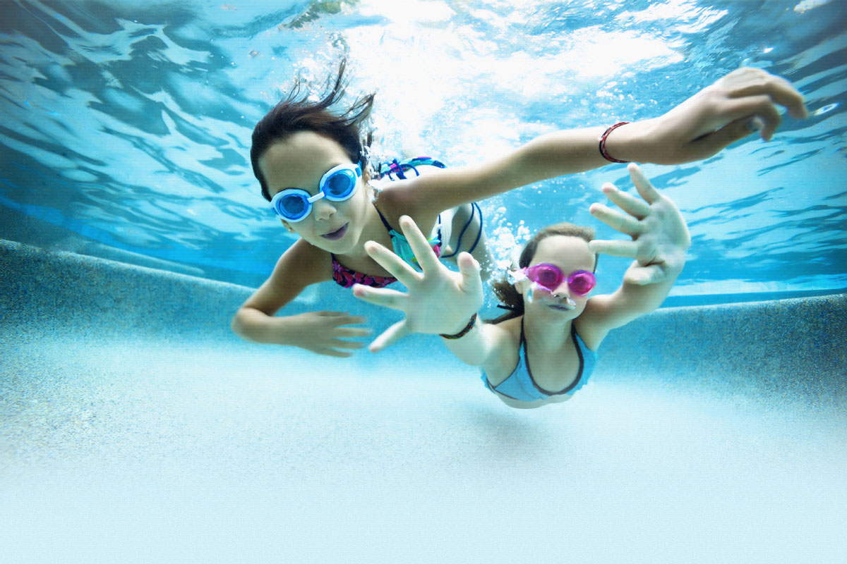 Стоит ли отдать ребенка на плавание: польза и противопоказания