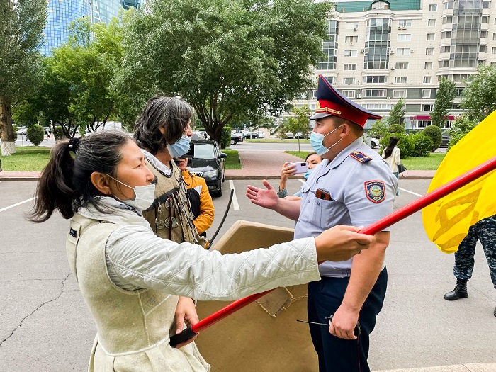 В Астане полиция и СОБР задержали защитников Бозжыры