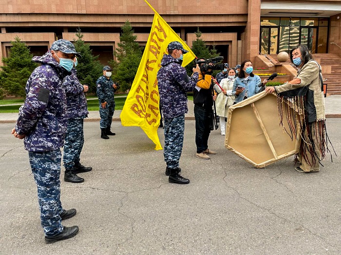 В Астане полиция и СОБР задержали защитников Бозжыры