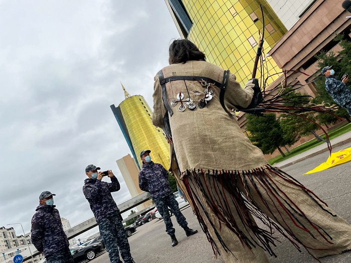 В Астане полиция и СОБР задержали защитников Бозжыры