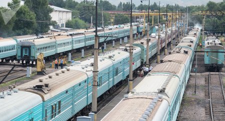 Толпа с криками и свистом бежала за движущимся поездом в Атырауской области 