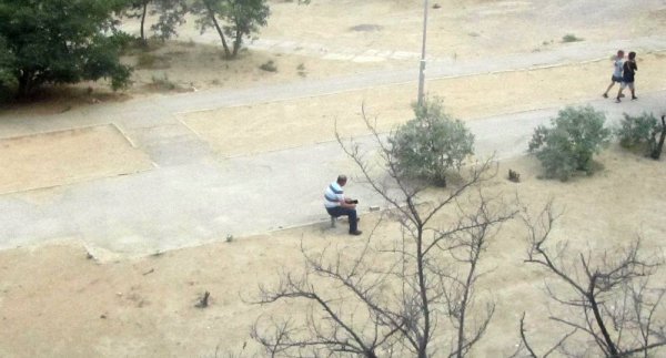 Жители Актау пожаловались на «огрызки» от лавочки на аллее 11 микрорайона