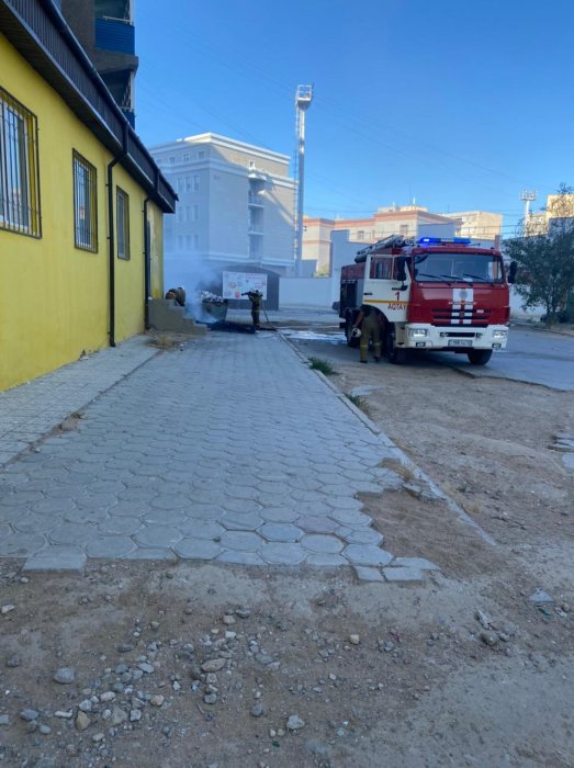 В 12 микрорайоне Актау горел мусор возле жилого дома