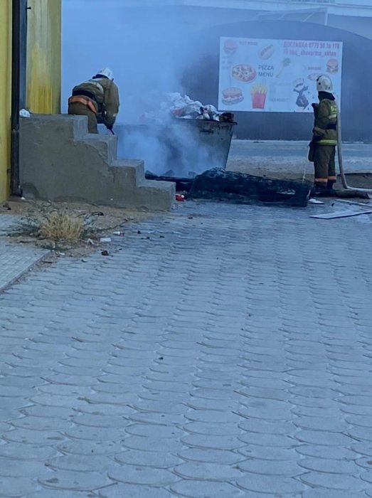 В 12 микрорайоне Актау горел мусор возле жилого дома